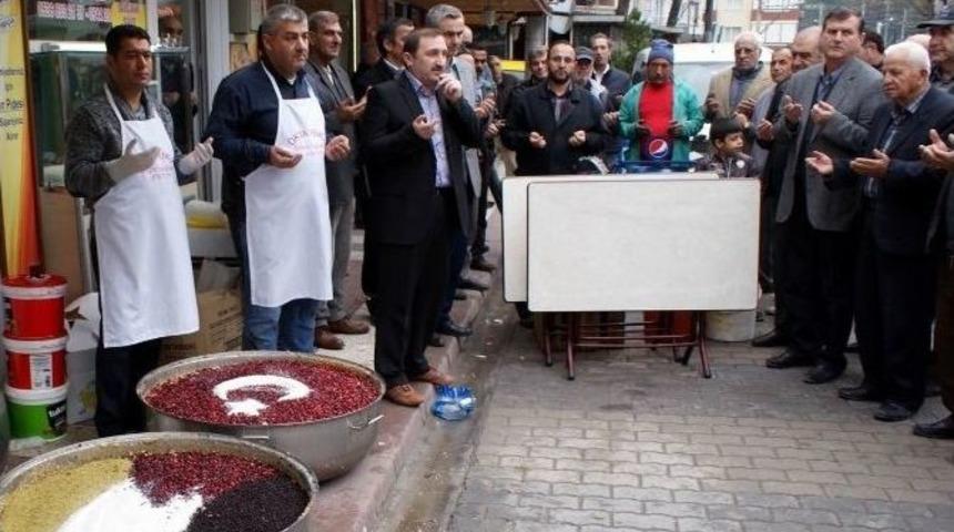 Manyas&rsquo;ta Esnaftan Bayrak Motifli Aşure İkramı