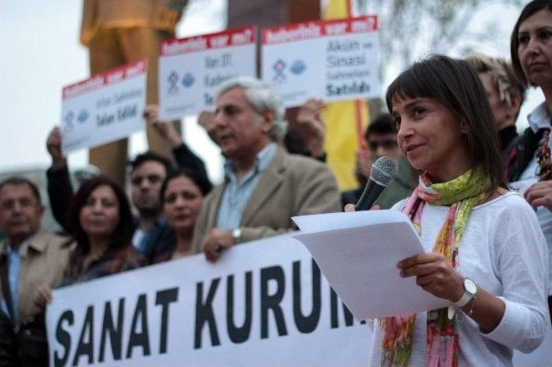 Sanat&ccedil;ılardan H&uuml;k&uuml;met Protestosu