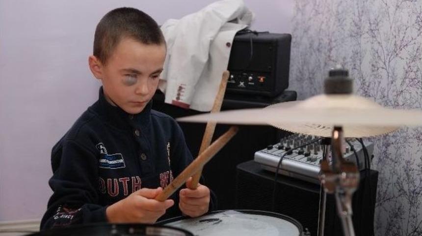 Minik Baterist Emirhan, Başkan Doğan&rsquo;ı Gururlandırdı