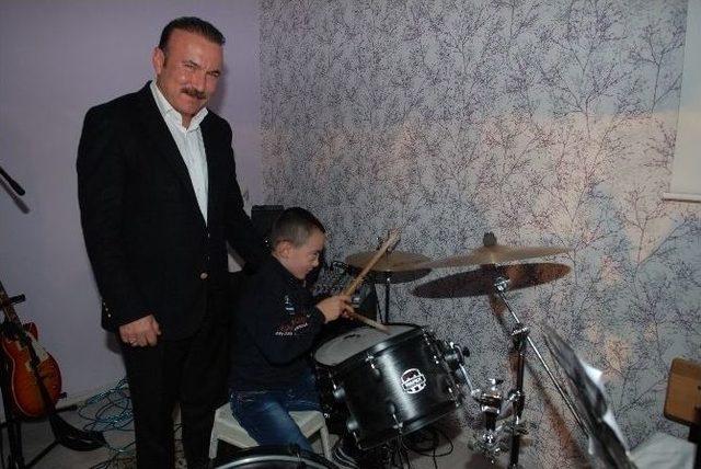 Minik Baterist Emirhan, Başkan Doğan&rsquo;ı Gururlandırdı 1