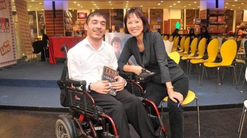 Spastik Engelli Talha Yıldız, Tess Gerritsen İle Buluştu