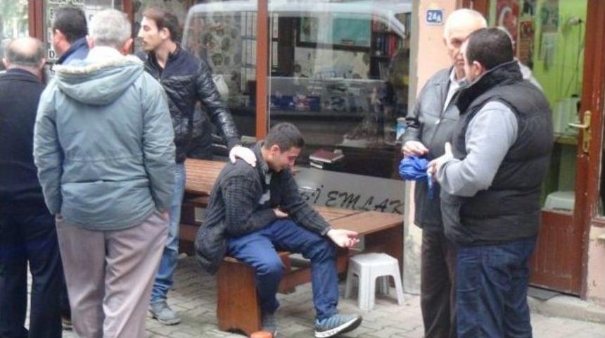 İzin Alabilmek İ&ccedil;in Kendisini Bı&ccedil;akladı