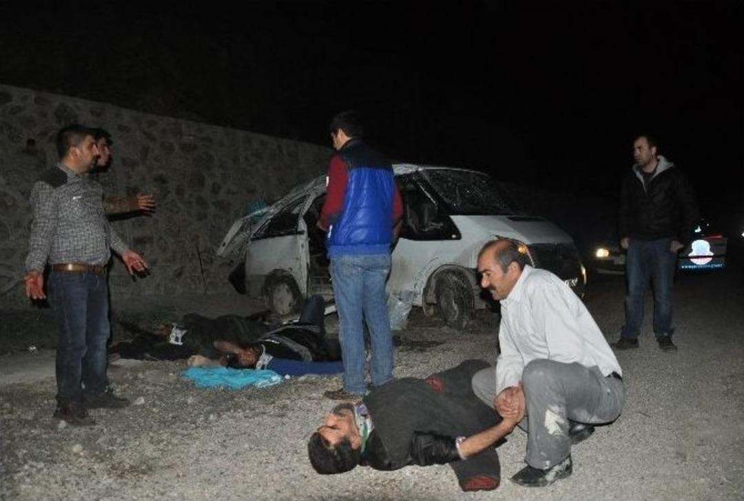 Adana&rsquo;da İş&ccedil;i Servisi Devrildi: 12 Yaralı