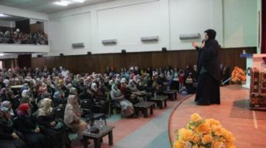 Yahyalı&rsquo;da Emine Şenlikoğlu Konferans Verdi