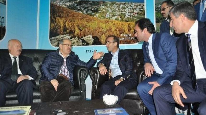 Ak Partili &Ccedil;elik&rsquo;ten Tatvan Standına Ziyaret