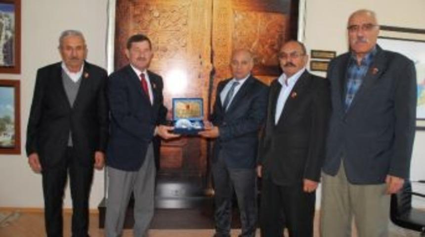 Gaziler Derneği&rsquo;nden Başkan &Ccedil;alışkan&rsquo;a Plaket