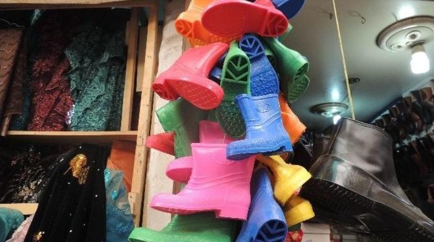 Plastik &Ccedil;izmeler Ayakkabı Tezgahlarını Doldurdu