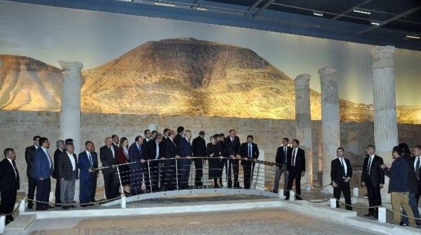 Bakan Ala, Zeugma M&uuml;zesi İle Hayvanat Bah&ccedil;esini Gezdi