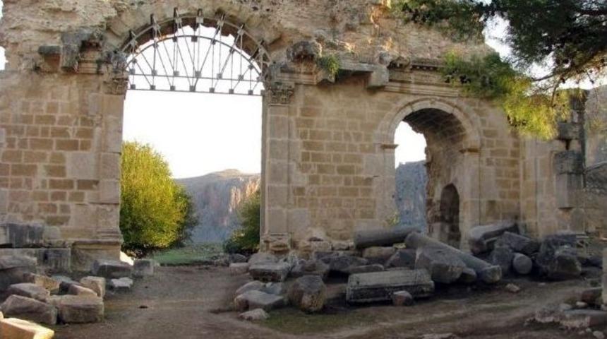 Bakan &Ccedil;elik, Anavarzi Antik Kentinde İncelemelerde Bulundu