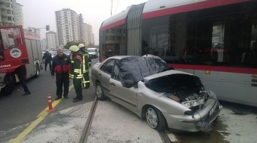 S&uuml;r&uuml;c&uuml;n&uuml;n &Ouml;ld&uuml;ğ&uuml; Kazada Meraklı Vatandaşlar Telefonlara Sarıldı