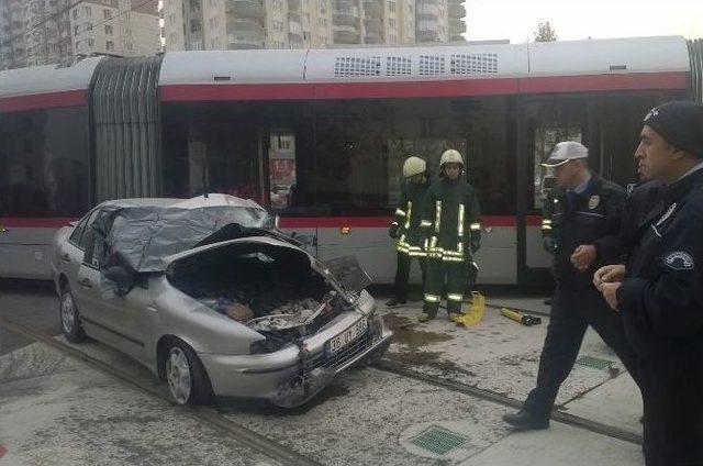 Sürücünün Öldüğü Kazada Meraklı Vatandaşlar Telefonlara Sarıldı