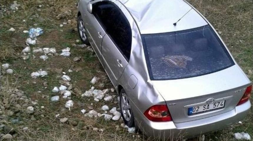 Otomobil Tarlaya U&ccedil;tu: 2 Yaralı