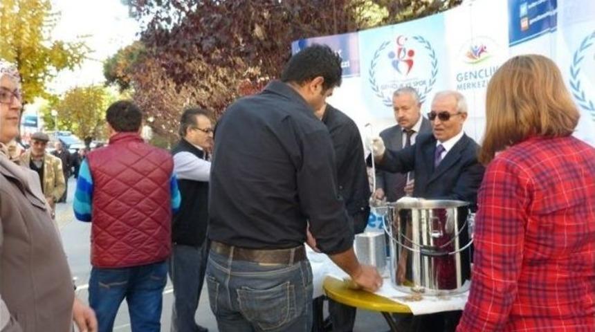 Bilecik Gen&ccedil;lik Merkezi Aşure Dağıttı