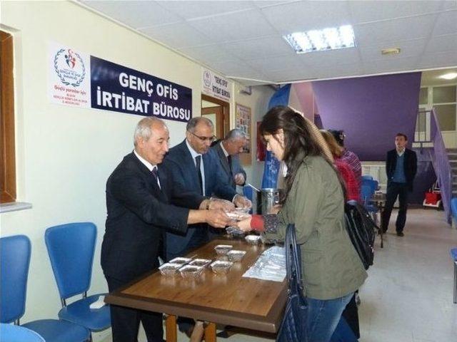 Bilecik Gen&ccedil;lik Merkezi Aşure Dağıttı 2