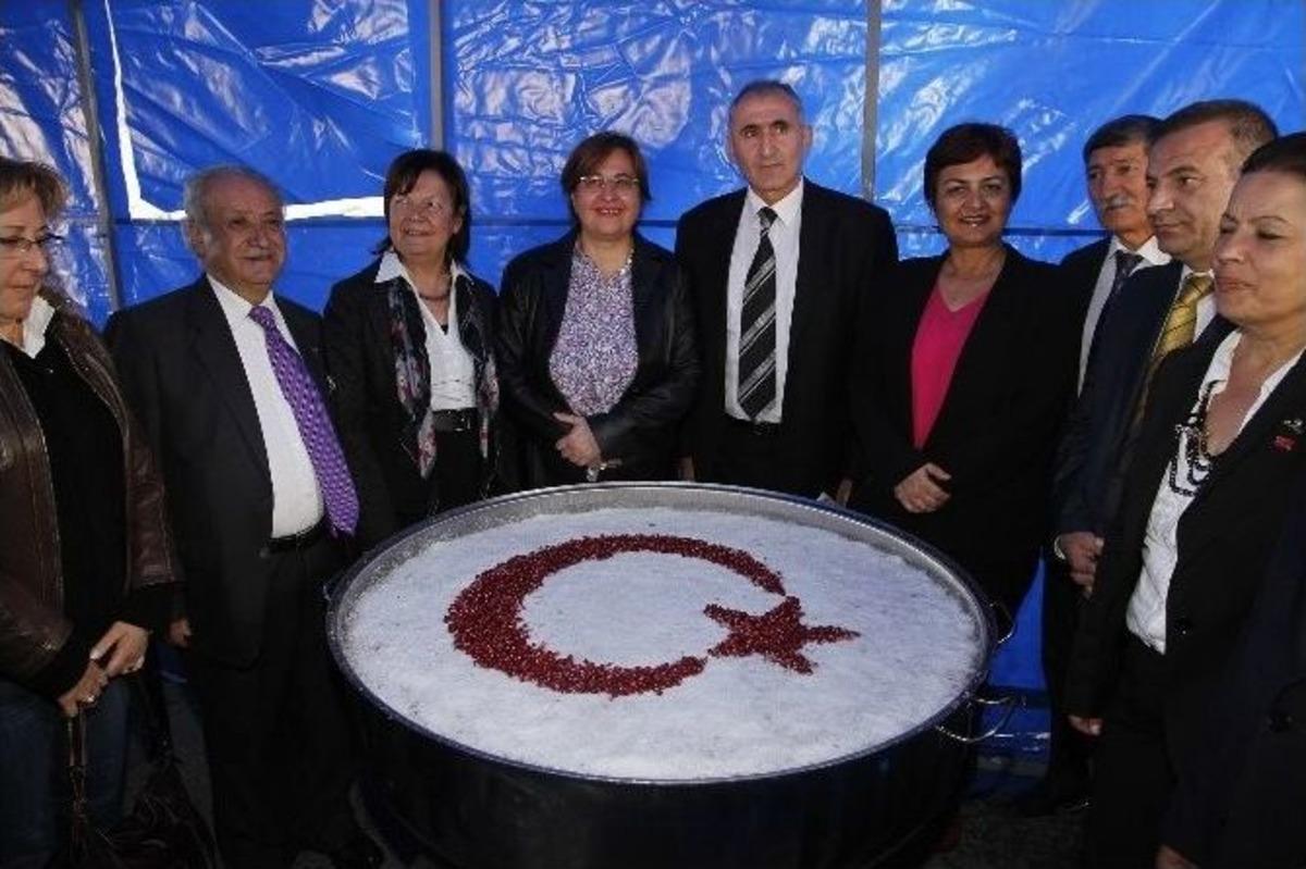 Pekdaş, Elleriyle Aşure Dağıttı