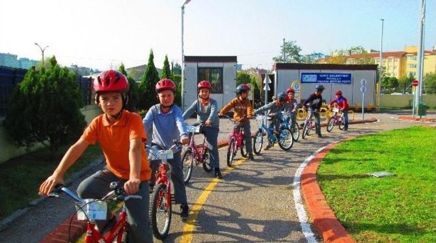 İzmit Belediyesi &Ouml;ğrencilere Bisiklet Kullanmayı &Ouml;ğretiyor