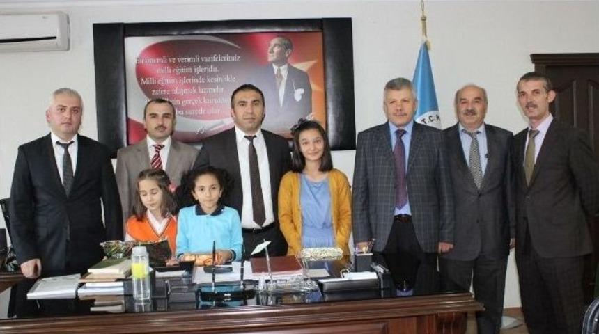 &Ouml;ğrencilere &Ouml;d&uuml;lleri Verildi