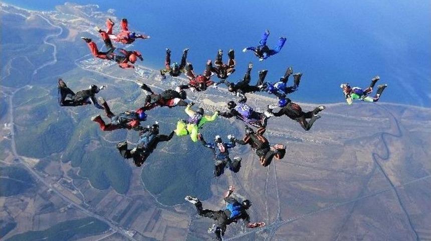 Amat&ouml;r Paraş&uuml;t&ccedil;&uuml;ler Rekor Deneyecek