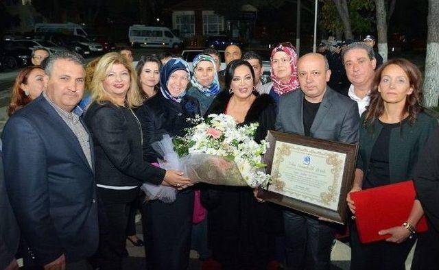 T&uuml;rkan Şoray&rsquo;a &rsquo;fahri Hemşehrilik&rsquo; Beratı 1