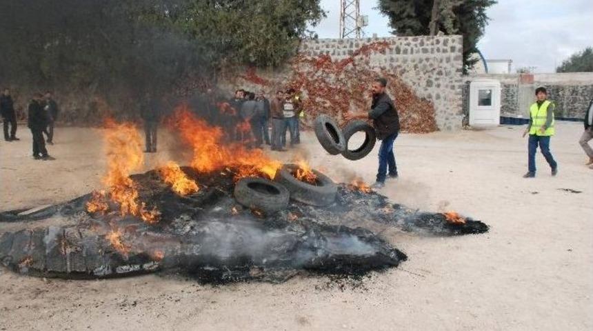 Paralarını Alamadıklarını İddia Eden İş&ccedil;iler İnşaatın &Ccedil;atısına &Ccedil;ıkıp Eylem Yaptı