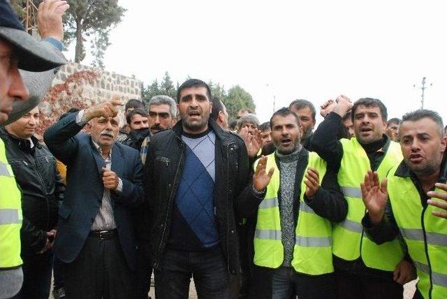 Paralarını Alamadıklarını İddia Eden İşçiler İnşaatın Çatısına Çıkıp Eylem Yaptı