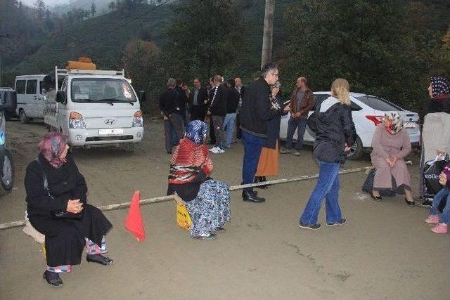 Rizeli Kadınlardan İlginç Yol Kapatma Eylemi