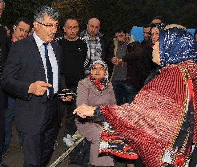 Rizeli Kadınlardan İlginç Yol Kapatma Eylemi