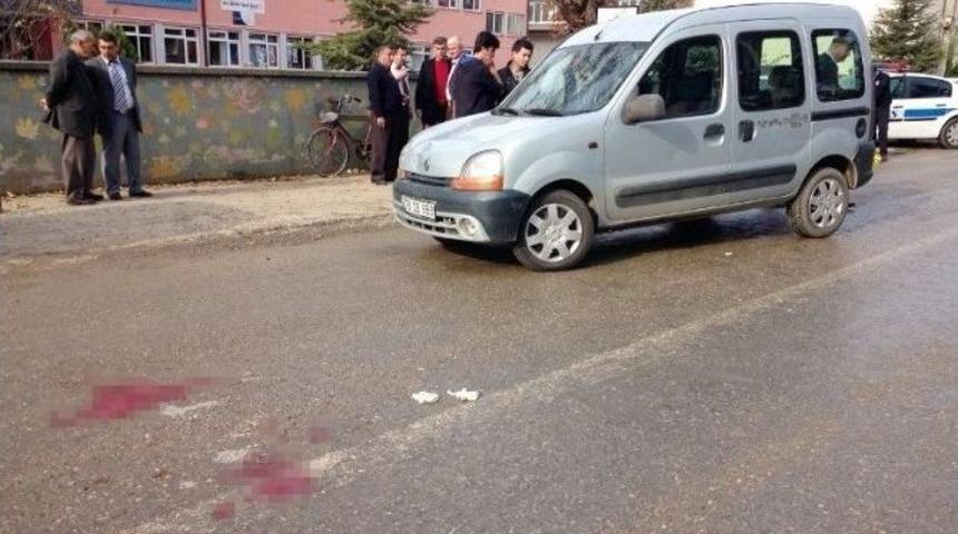 Okul &Ouml;n&uuml;nde &Ouml;ğrenciye Araba &Ccedil;arptı