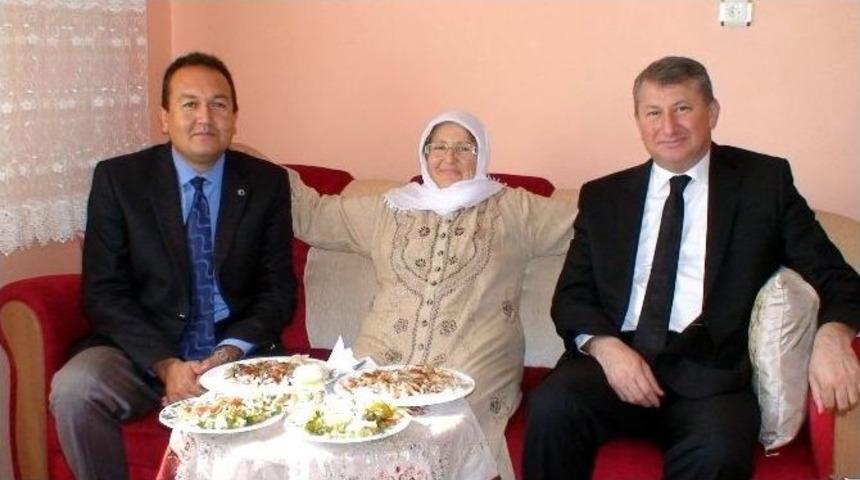 Hac Dileğini Yerine Getirenlere Mekke&rsquo;den Getirdiği Mantıyı İkram Etti