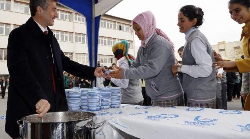 Başkan Tahmazoğlu Lise &Ouml;ğrencilerine Aşure İkram Etti