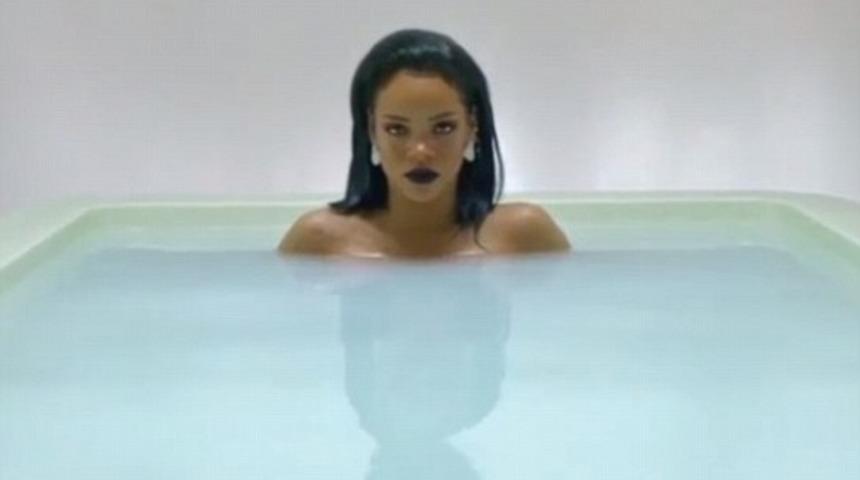 Rihanna yeni klibi i&ccedil;in soyundu!