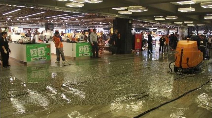 Havalimanını Su Bastı, &Ccedil;alışanlar Seferber Oldu