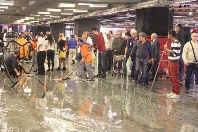 Havalimanını Su Bastı, &Ccedil;alışanlar Seferber Oldu 2