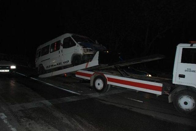 Ehliyetsiz Ve Alkoll&uuml; S&uuml;r&uuml;c&uuml; Ticari Taksiye &Ccedil;arptı, 1 Yaralı 1