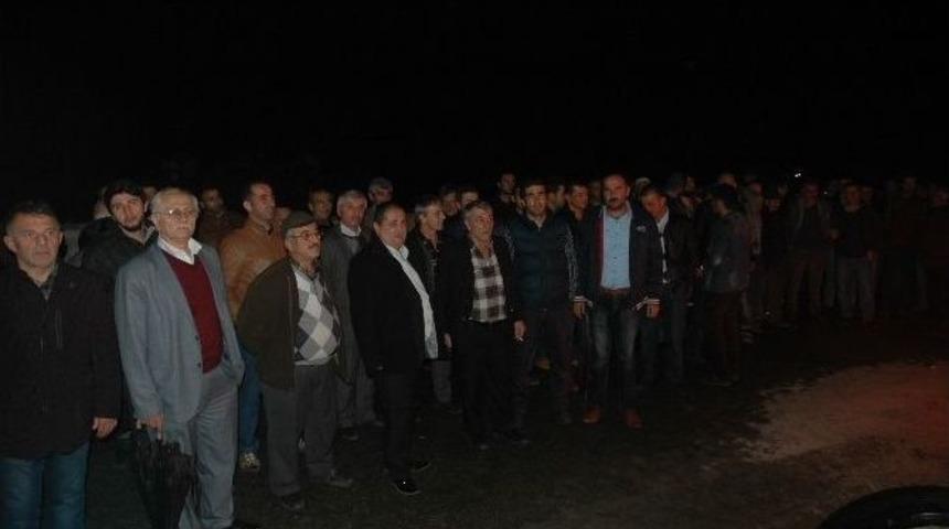 Elektriklerinin Kesileceğini &Ouml;ğrenen K&ouml;yl&uuml;ler, Trafo &Ouml;n&uuml;nde N&ouml;bet Tuttu
