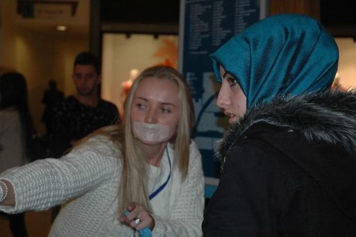 Erzurum Avm&rsquo;de Ağızları Bantı Olan 30 Gen&ccedil;, G&ouml;renleri Şaşırttı