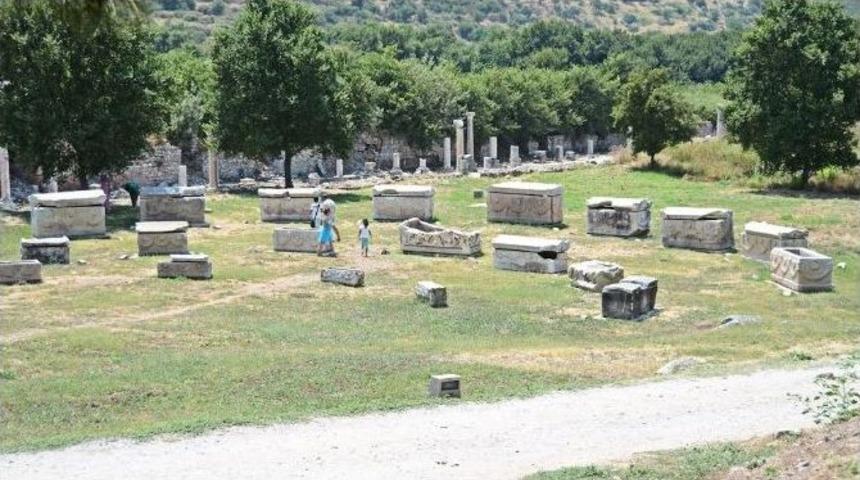 İki Bin Yıllık Lahidi &Ccedil;alan Turist Yakalandı