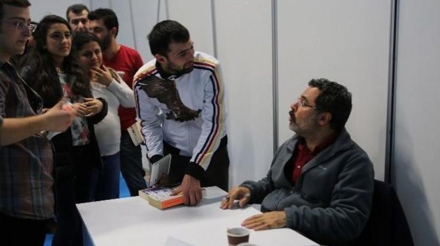 Gaziantepli Yazar &Uuml;mit Kitaplarını İmzaladı