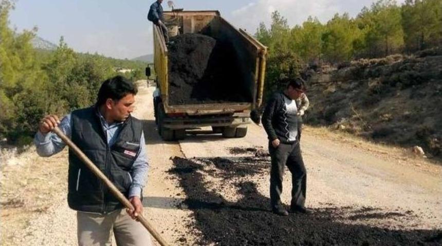 Mersin B&uuml;y&uuml;kşehir Belediyesi&rsquo;nin İl&ccedil;elerdeki Yol &Ccedil;alışmaları S&uuml;r&uuml;yor
