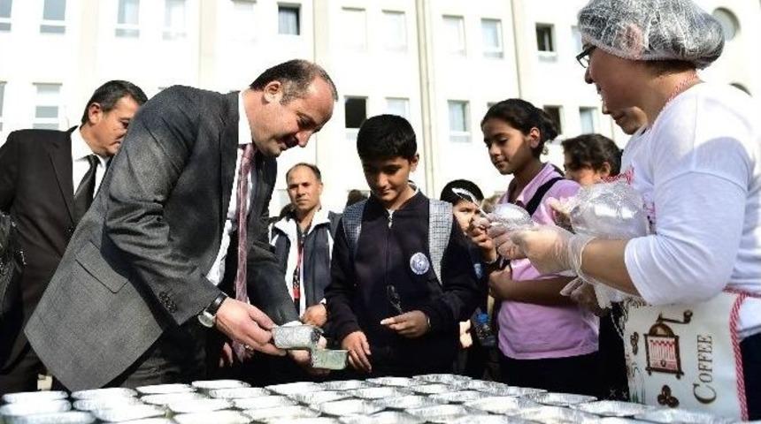 Akg&uuml;l Kendi Okulunda Aşure Dağıttı