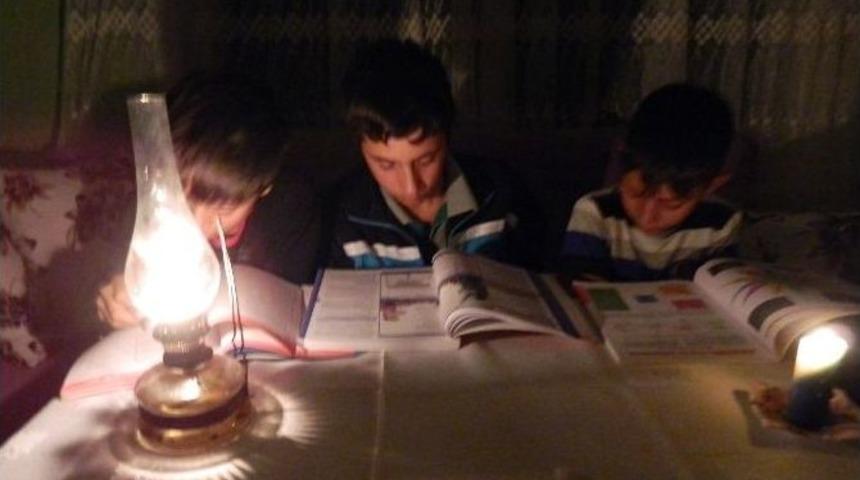(&ouml;zel Haber) Elektrik Olmayan Evde 3 Kardeş Gaz Lambası Işığında Ders &Ccedil;alışıyor