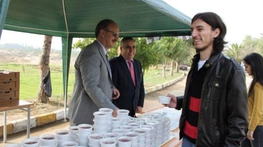 Rekt&ouml;r Akhan&rsquo;dan &Ouml;ğrencilere Aşure İkramı