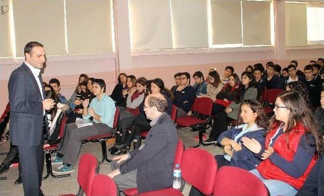 Kemerburgaz Üniversitesi Yöneticileri, Öğrencilere İstanbul’daki Üniversite Hayatını Anlattı