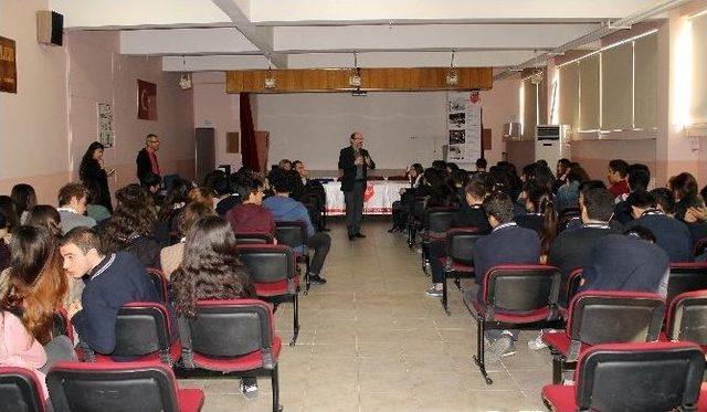 Kemerburgaz Üniversitesi Yöneticileri, Öğrencilere İstanbul’daki Üniversite Hayatını Anlattı