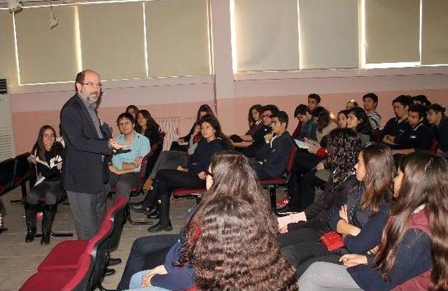 Kemerburgaz Üniversitesi Yöneticileri, Öğrencilere İstanbul’daki Üniversite Hayatını Anlattı