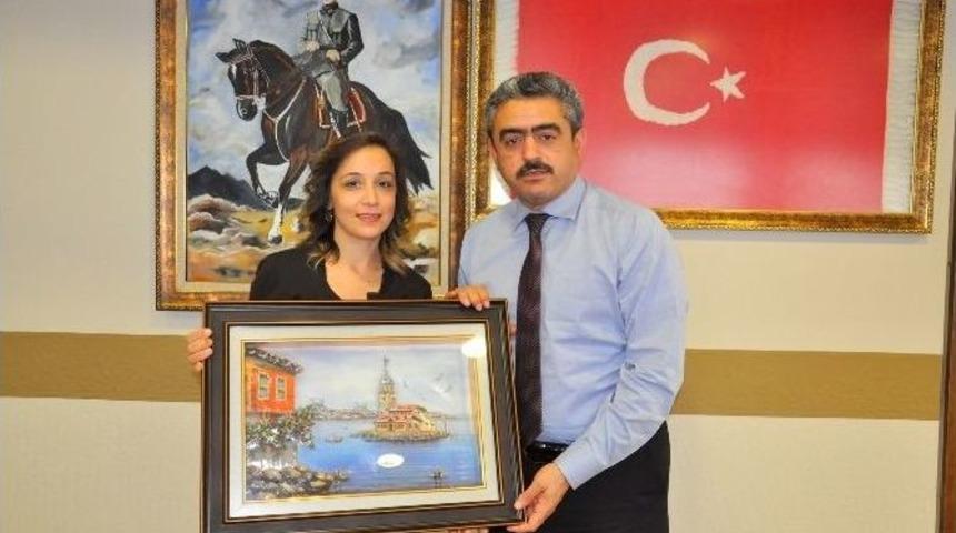 Başkan Alıcık&rsquo;a Kız Kulesi İsimli R&ouml;lyef &Ccedil;alışma Hediye Edildi