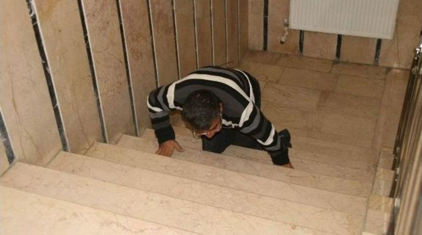 Yozgat&rsquo;ta Kamu Binalarında Asans&ouml;r Bulunmaması Engelli Vatandaşlara Zor Anlar Yaşatıyor