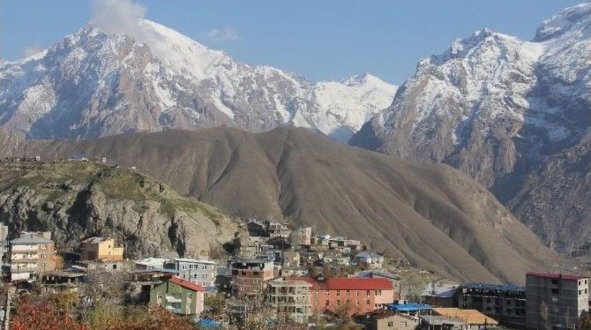 Hakkari&rsquo;de Yağışlar Yerine G&uuml;neşli Havaya Bıraktı