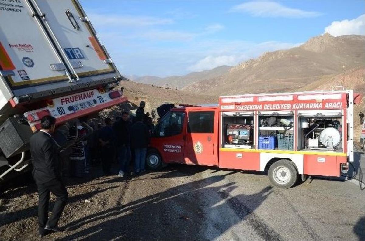 Yolcu Minib&uuml;s&uuml;yle Tır &Ccedil;arpıştı: 2 &Ouml;l&uuml;, 7 Yaralı