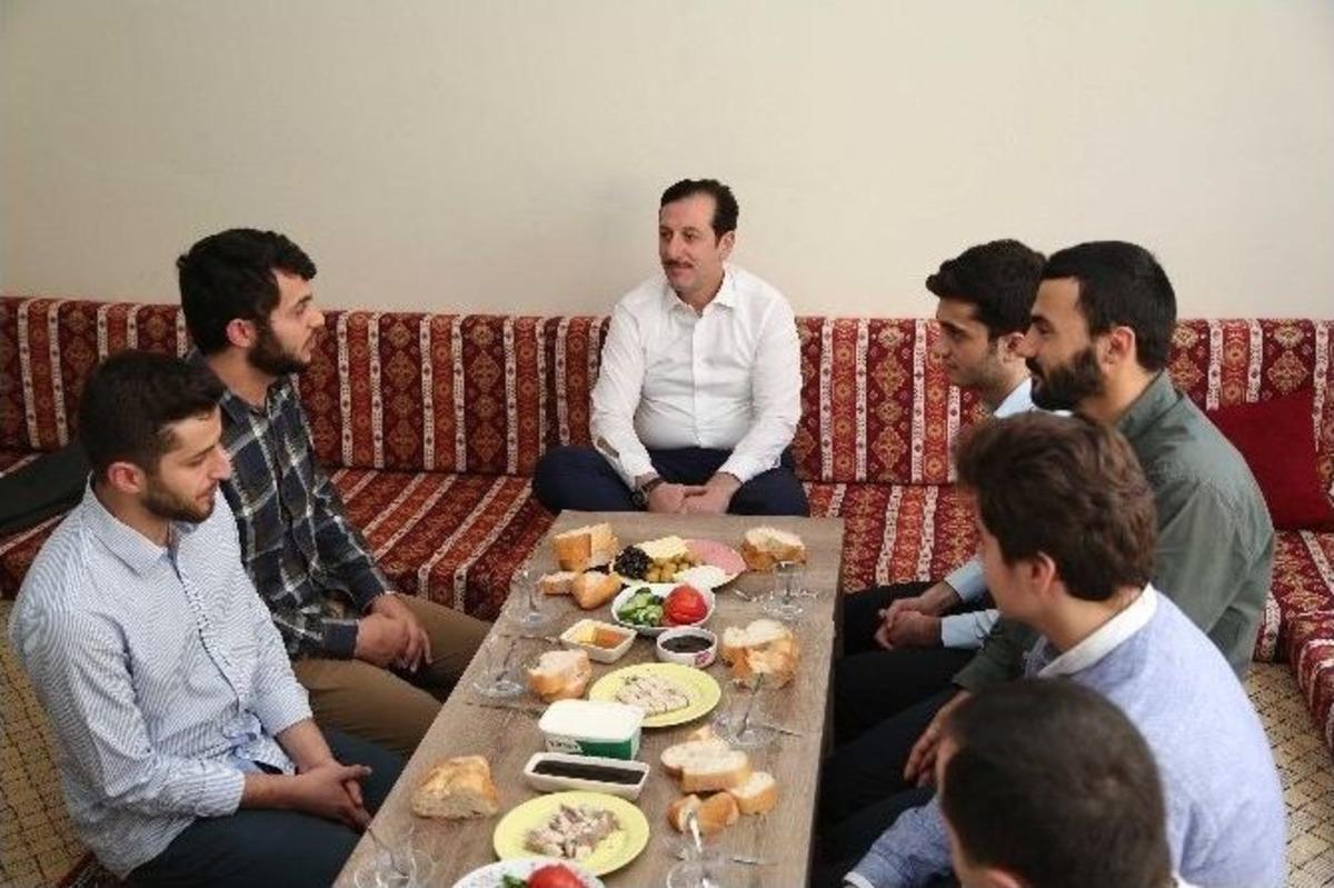 Başkan Tok, &Uuml;niversite &Ouml;ğrencilerinin Evine Konuk Oldu